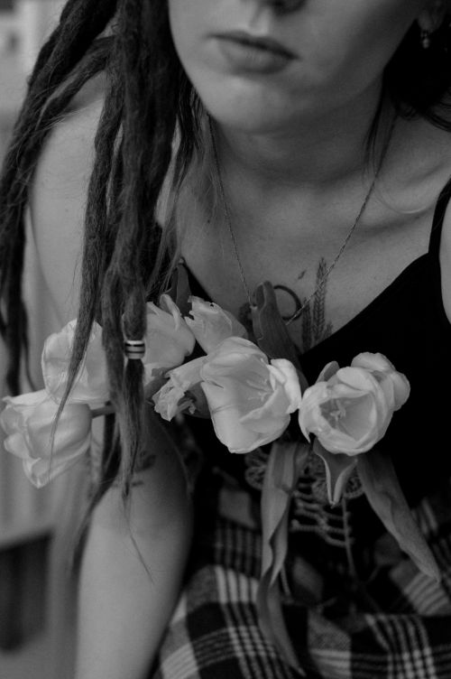 Free Monochrome close-up of a woman with dreadlocks and flowers. Captures artistic expression and bohemian style. Stock Photo