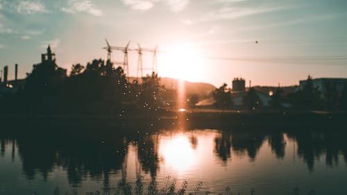 Silhouette Des Gebäudes Und Der Bäume Nahe Dem Gewässer Während Der Goldenen Stunde