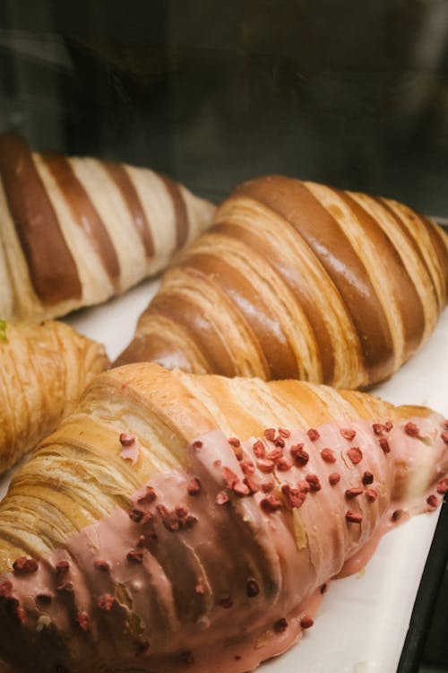 Ilmainen kuvapankkikuva tunnisteilla croissantit, herkullista, keraaminen tarjotin