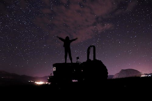 Fotos de stock gratuitas de brazos levantados, campo de estrellas, cielo nocturno