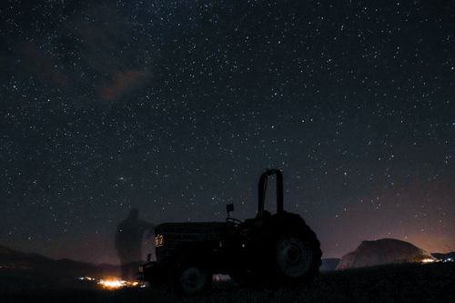 Free Silhouette of a tractor under a vast starry sky in Şebinkarahisar at night. Stock Photo