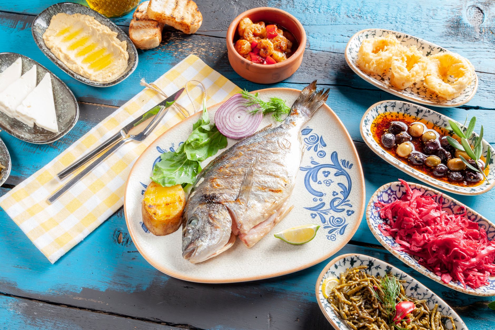 Prato de dieta mediterrânica com peixe azeite e legumes