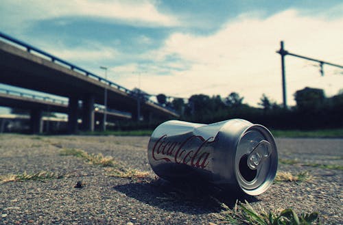 可口可樂罐的淺焦點攝影