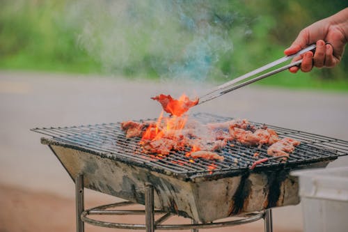 Personne Tenant Des Pinces Ccoking Barbecue