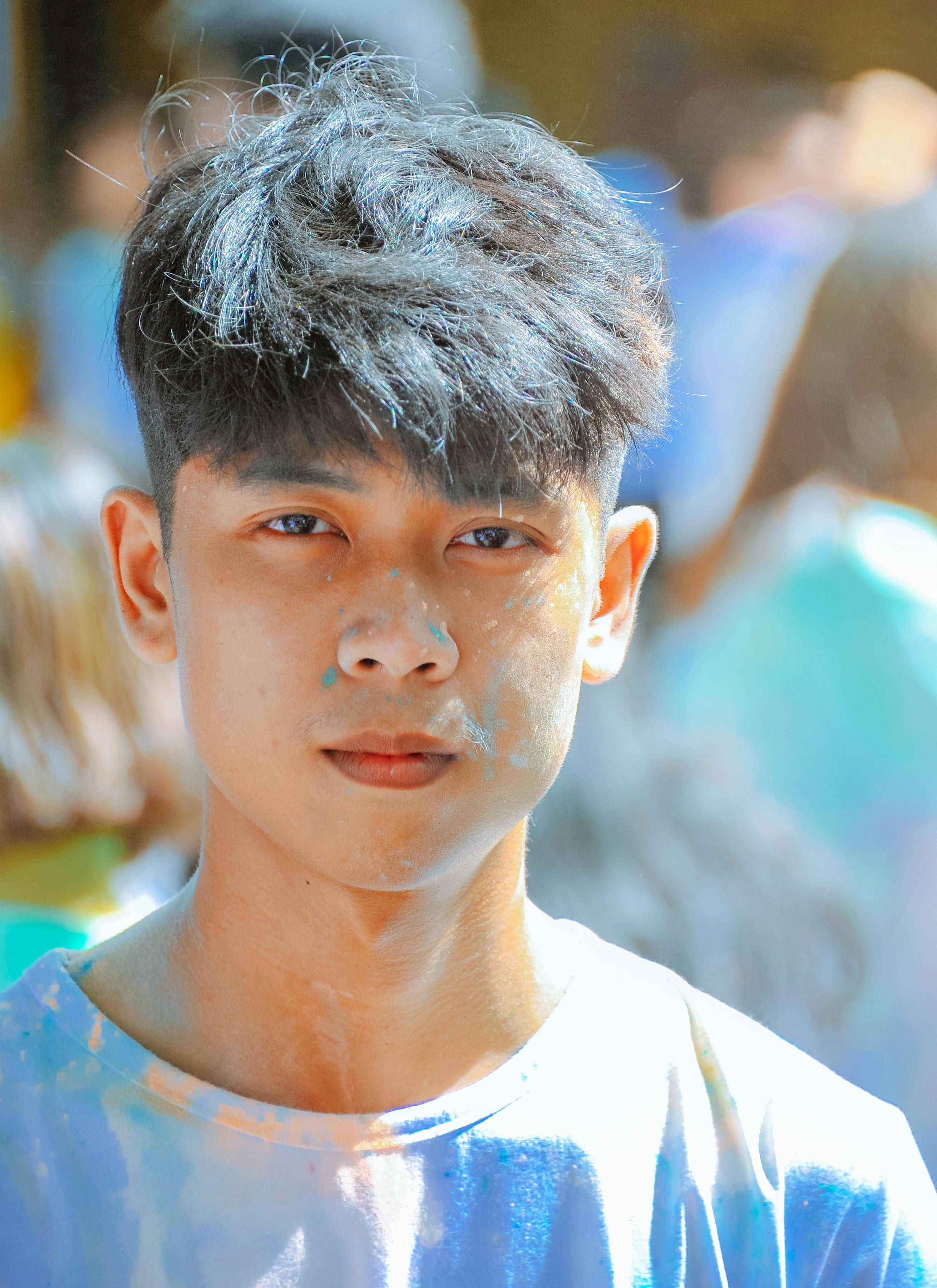 一位涂着彩色油漆的年轻人在充满活力的户外节日期间的肖像