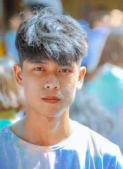 一位涂着彩色油漆的年轻人在充满活力的户外节日期间的肖像