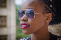 肯尼亚内罗毕一位充满活力、戴着太阳镜的时尚女性肖像