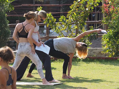 Kostnadsfri bild av yogalärarutbildning i indien, yogaskola i rishikesh