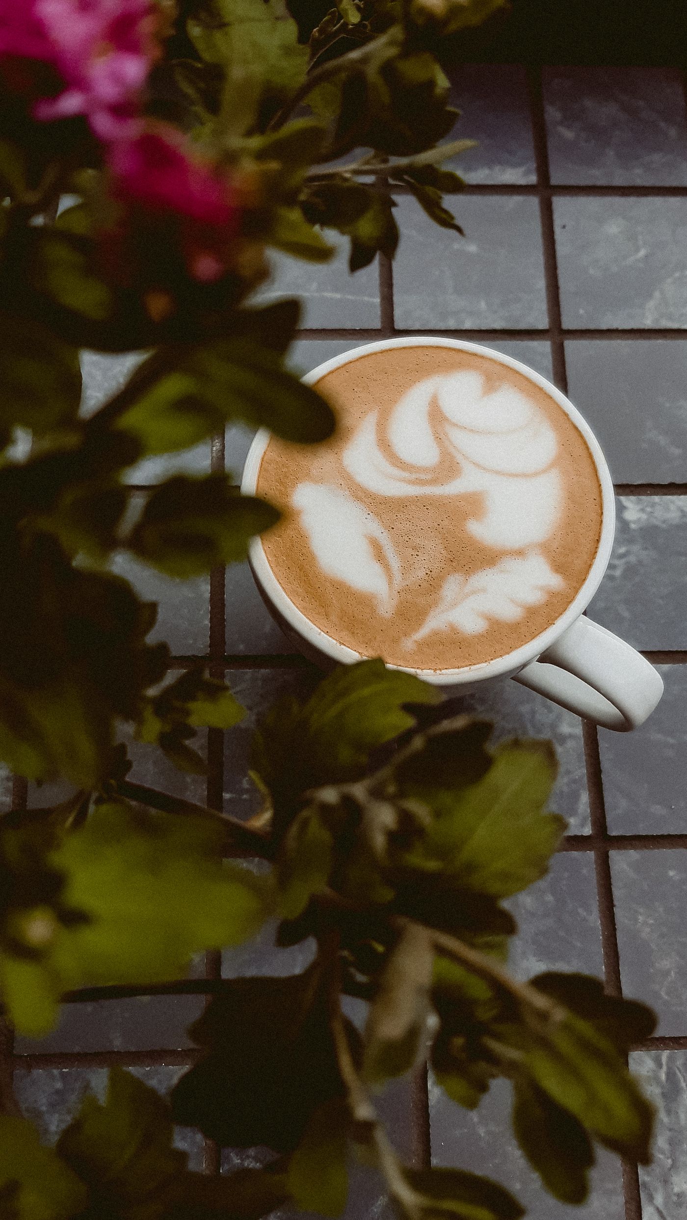 Café servido en una mesa de madera