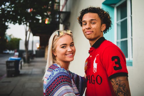 Man Met Rood En Zwart Poloshirt