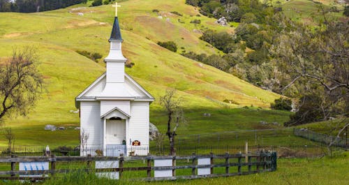 Kostnadsfri bild av bergen, grönt gräs, kyrka