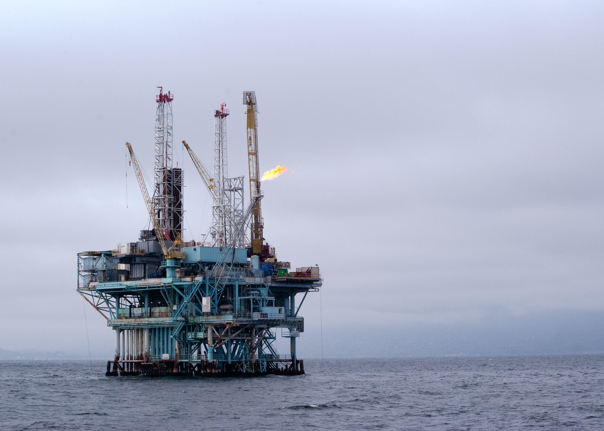 Una plataforma petrolera marina bajo un cielo nublado