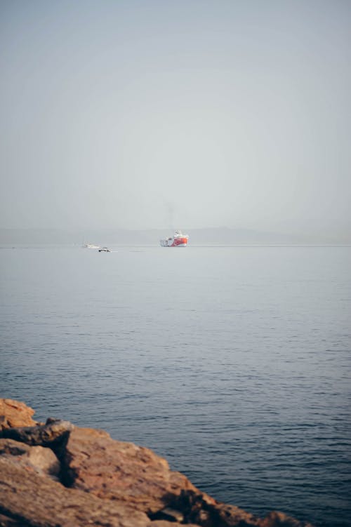 Kostenloses Stock Foto zu boot, fähre, nebel