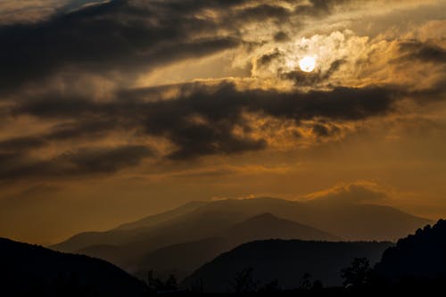 Ücretsiz akşam karanlığı, bulutlu gökyüzü, dağlar içeren Ücretsiz stok fotoğraf Stok Fotoğraflar