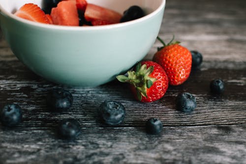 草莓水果和白色陶瓷碗