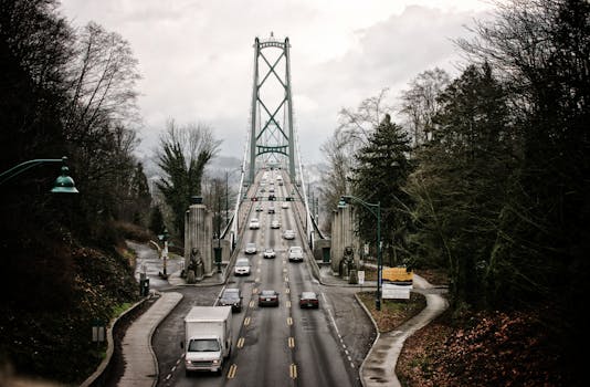 秋日多云，温哥华狮门大桥上，汽车行驶而过