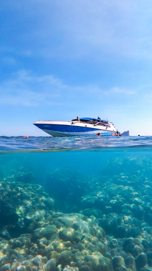 Immagine gratuita di barca, barriere coralline, fotografia su due livelli