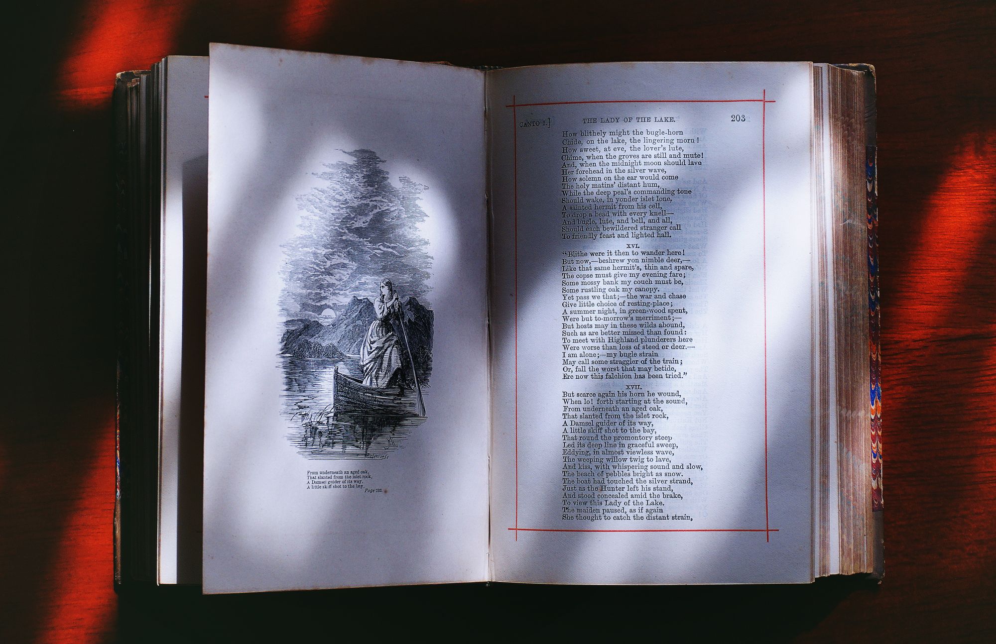 Libro antiguo abierto con texto en griego sobre una mesa de madera