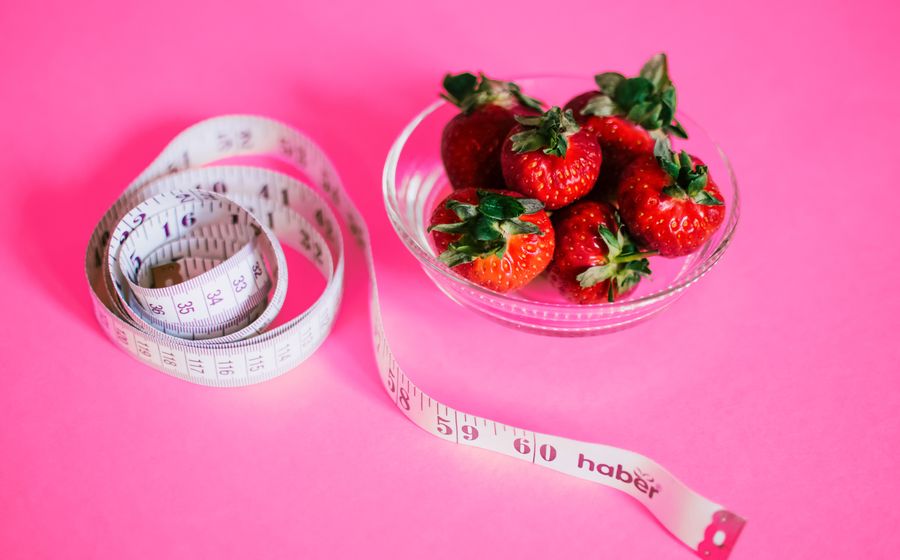Weight loss and weight management guidance in Mumbra with fresh fruit and a measuring tape on a table