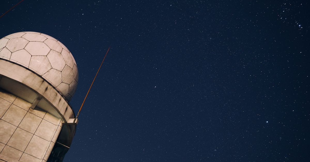 衛星巨型星系恐「遮蔽」夜空?科學家警告馬斯克軌道資料中心將「致盲」地球最大望遠鏡