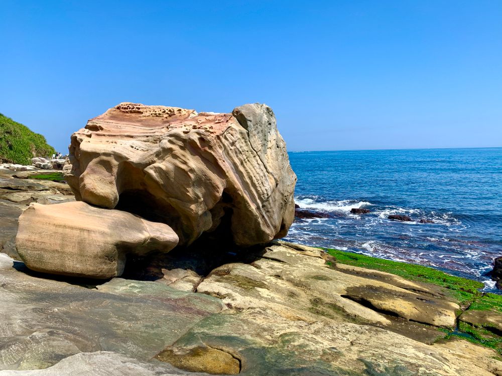 Large Stone on the Beach · Free Stock Photo