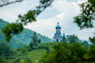 在乌克兰郁郁葱葱的青山之间，坐落着一座美丽的蓝色教堂，天空明亮