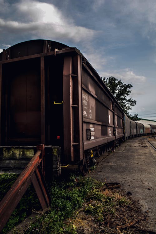 Train Marron Et Noir Sous Les Nuages Blancs