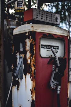 这款复古燃油泵采用生锈的金属材质和复古设计，并配有喷嘴和升表