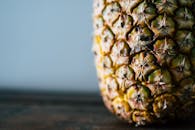 菠萝皮纹理的鲜艳色彩特写