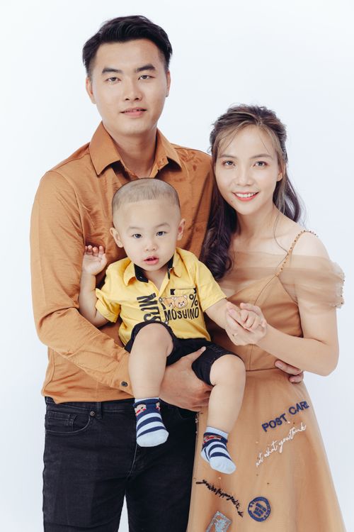 Free Charming family portrait featuring parents and baby, perfect for family-themed projects. Stock Photo