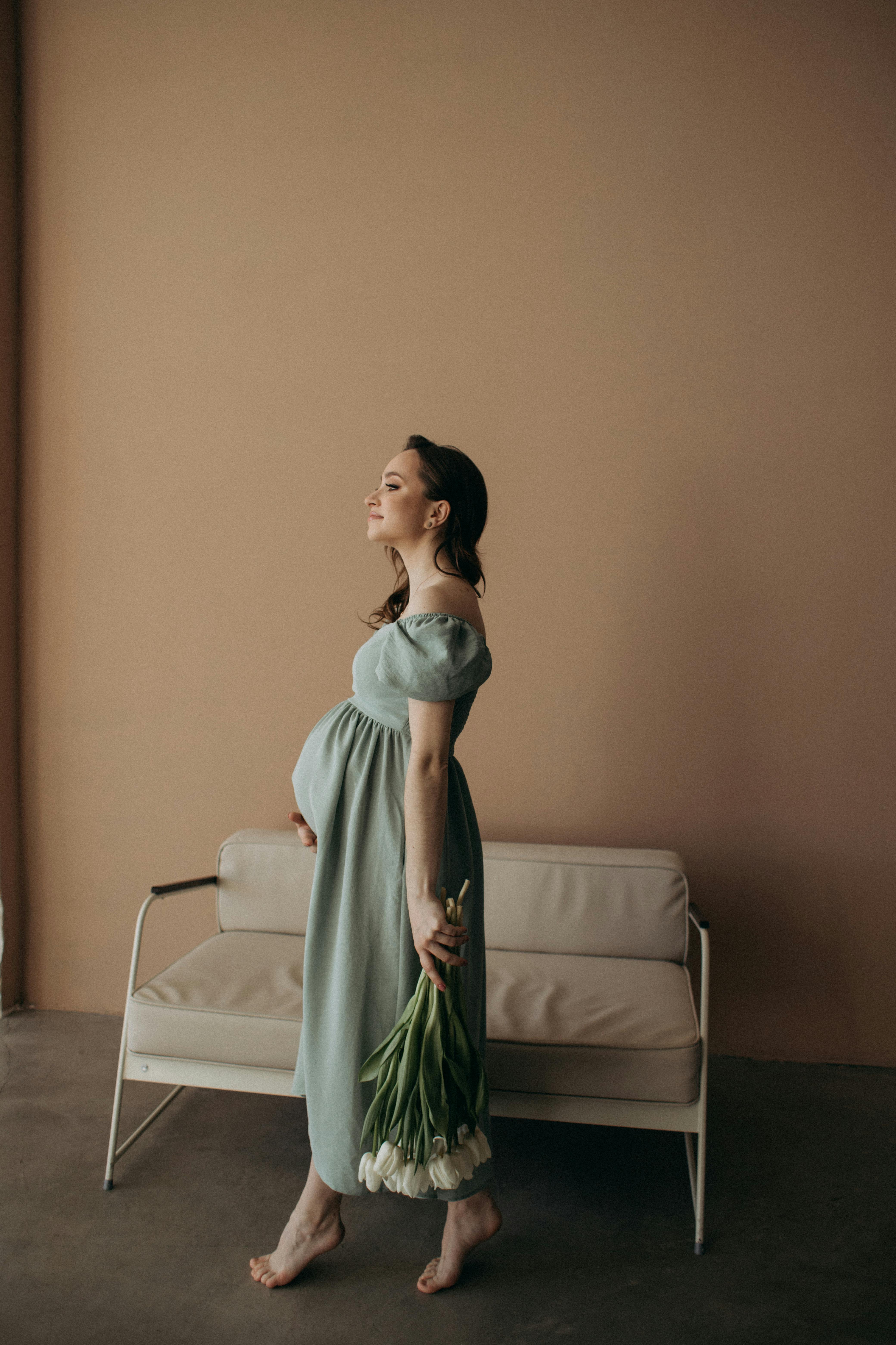 pregnant woman with flowers