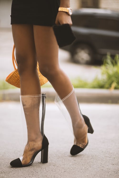 女人穿着透明的塑料高跟鞋