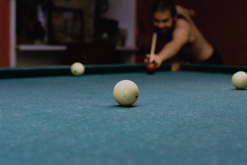 adam, bilardo topları, çalmak içeren Ücretsiz stok fotoğraf