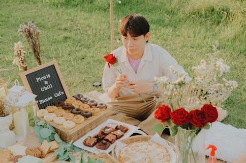 Free Gratis stockfoto met aziatische kerel, biscuits, bloemen Stock Photo