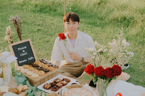 Gratis stockfoto met aziatische kerel, biscuits, bloemen