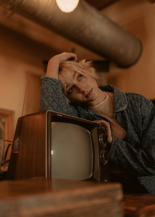 Free Selective Focus of a Woman Leaning on Vintage Television Stock Photo