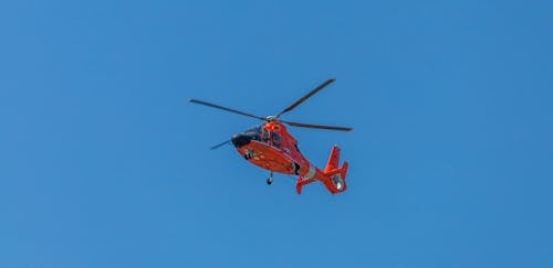 Gratis stockfoto met blauwe lucht, helikopter, lage hoek opname Stockfoto