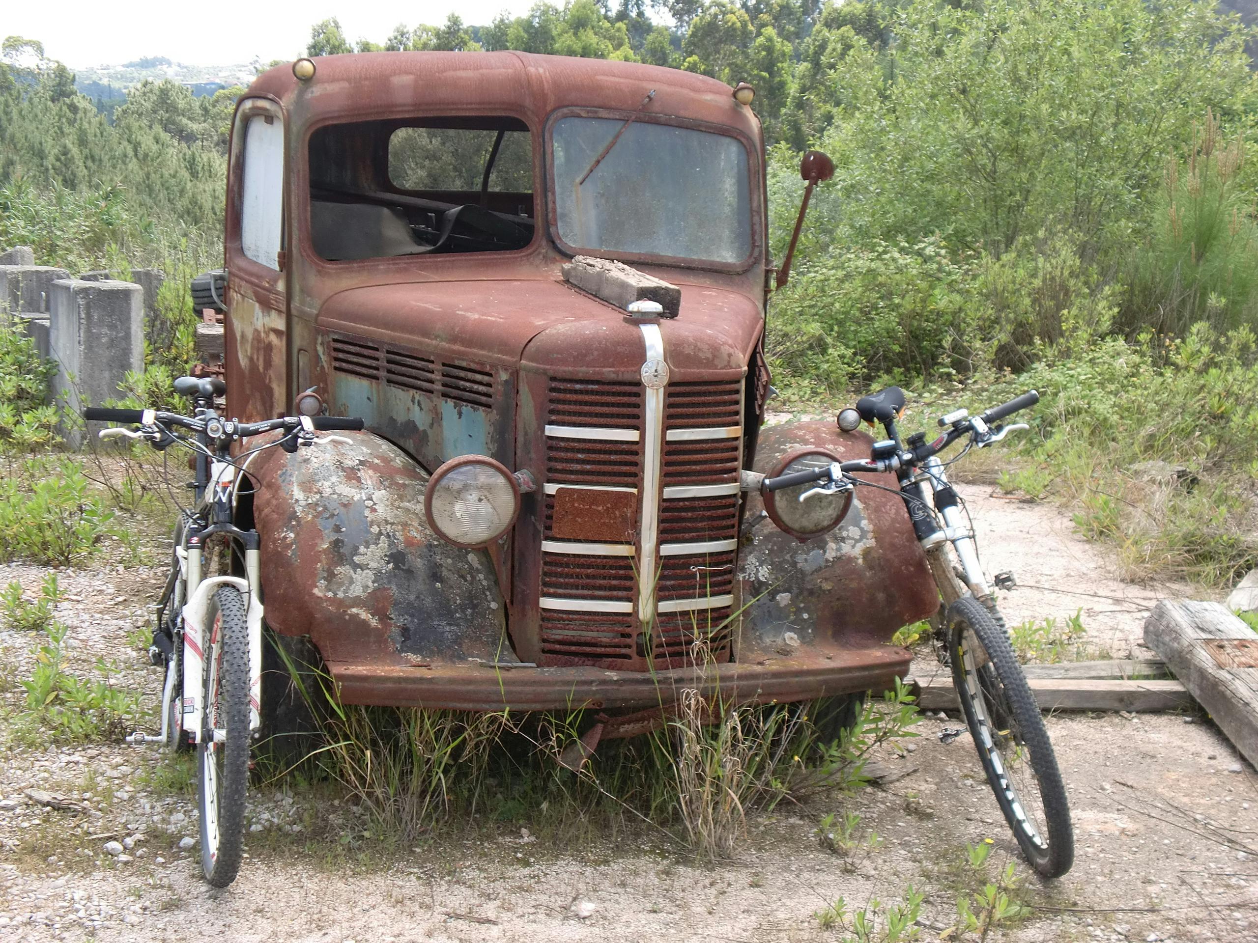 Free stock photo of mountain bike, old car