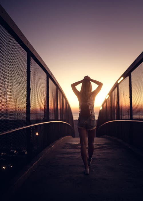 Kostenloses Stock Foto zu brücke, dämmerung, frau