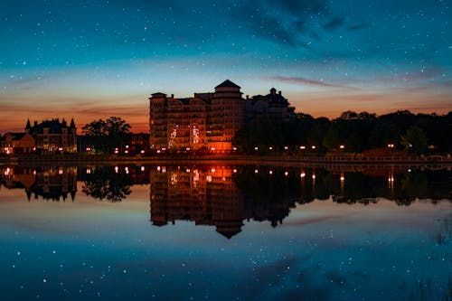 水域近くの建物の風景写真