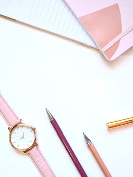 这款平板构图别致，以粉色手表、钢笔和白色背景上的时尚策划师为特色