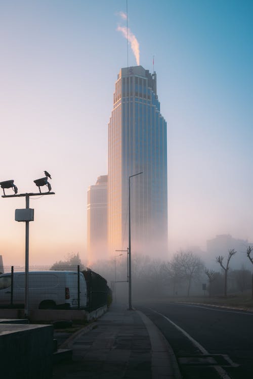 Free View of Skyscraper on Misty Morning Stock Photo