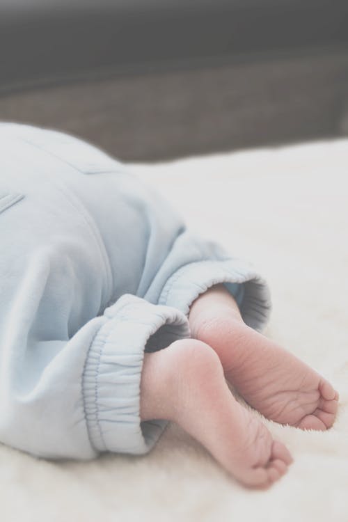 Ücretsiz Gri Pantolon Giyen Bebek Stok Fotoğraflar
