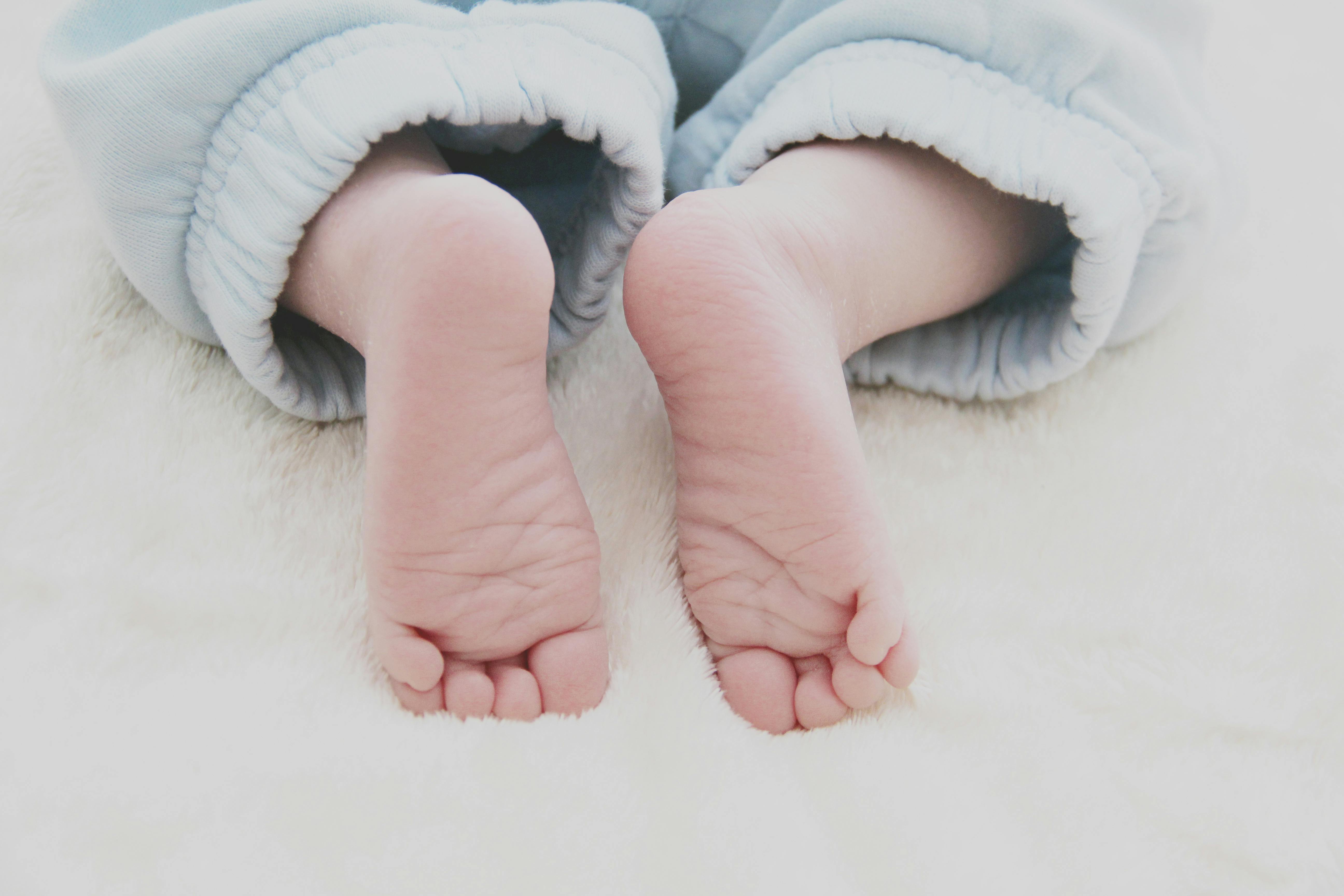 close up photography of baby s feet