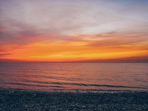 Foto profissional grátis de céu com cores intensas, Hora dourada, mar