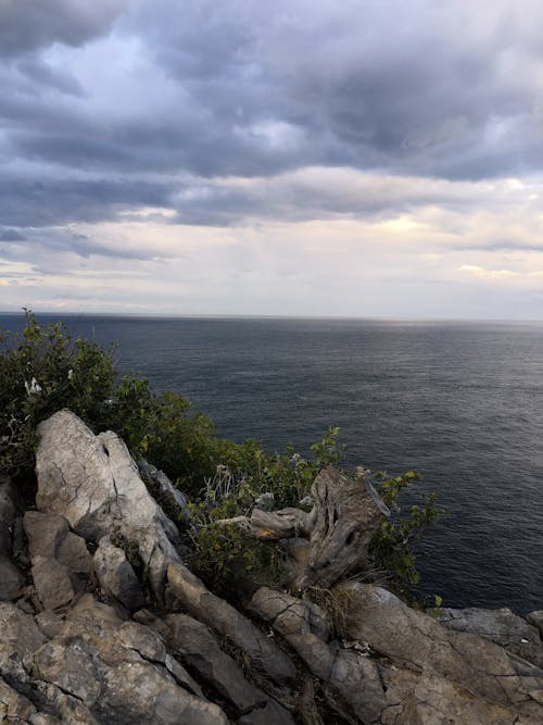 bulutlar, deniz, dikey atış içeren Ücretsiz stok fotoğraf