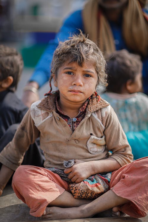 Photos gratuites de assis sur le sol, enfant, innocence