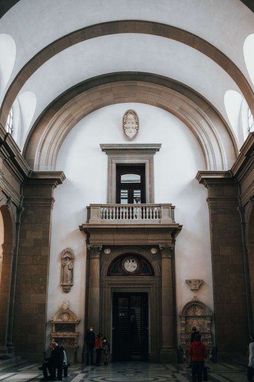 Free A serene museum hallway showcasing classic arches and pillars, featuring minimal foot traffic. Stock Photo