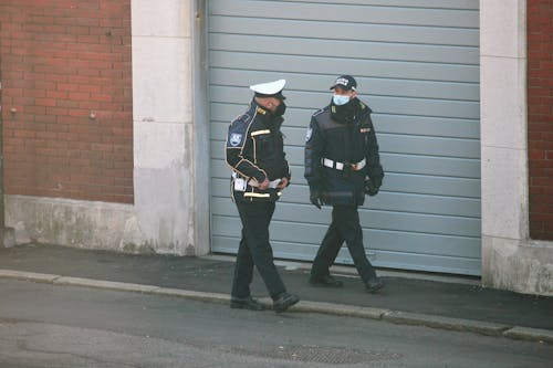 Immagine gratuita di camminando, colpo pieno, marciapiede