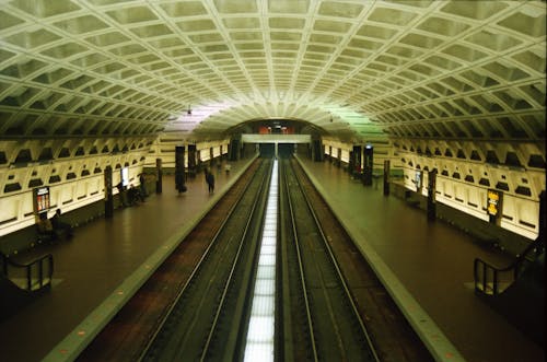 metro, tren istasyonu, tren rayları içeren Ücretsiz stok fotoğraf
